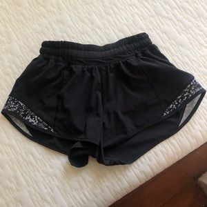 Lululemon hotty hot 2.5” black shorts size 2